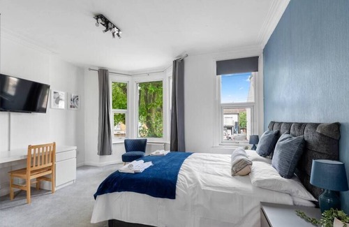 Southend-on-Sea House | Family Friendly 3BR w/ Game Room,Garden and Hot Tub!