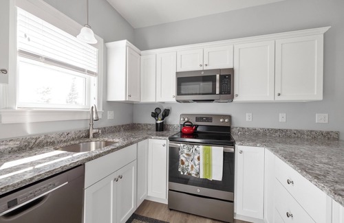 Arundel House | Family friendly 2-bedroom/2 bathroom house in Arundel with free WiFi, pool & gym