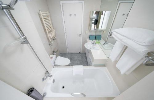 Xujiahui Apartment | Family Friendly 2 Bedroom Apartment Xujiahui Center