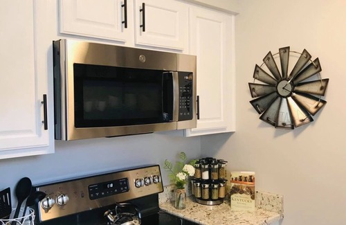 Drake House | Family Friendly! 2-Car Garage. 3 mi to I-65. Fire pit. Ping Pong. Games!