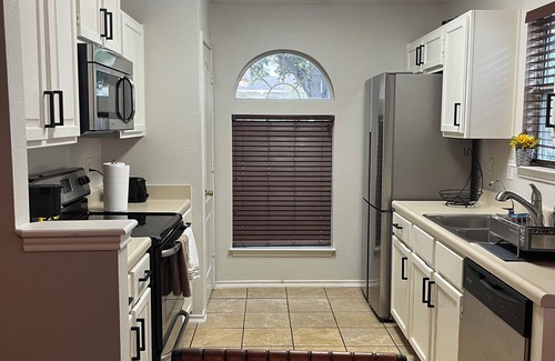 San Antonio House | Family-Friendly 2Bedroom/2Bathroom Getaway Close to Theme Parks, UTSA, & Dining.