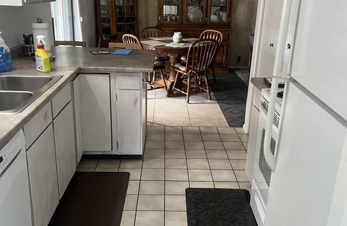 Midvale House | Family friendly 3 bdrm duplex with hot tub & putting green in backyard.