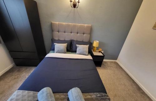 Huddersfield House | Family friendly 3-bed home free parking on site