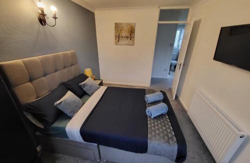 Huddersfield House | Family friendly 3-bed home free parking on site