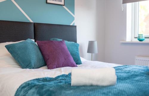 Ashford House | Family friendly 3 Bed House For 5-City Central - Free Parking