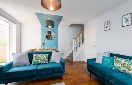 Ashford House | Family friendly 3 Bed House For 5-City Central - Free Parking