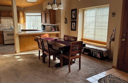 Three Rivers House | Family Friendly 3-bedroom house in lovely Three Rivers with AC