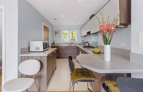 Greenhithe House | Family-Friendly 3BR | Garden Stay Near Bluewater