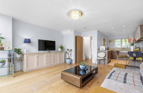 Greenhithe House | Family-Friendly 3BR | Garden Stay Near Bluewater