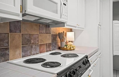 North by Northwest House | Family Friendly: Arcade game: Air Hockey: Garage Access