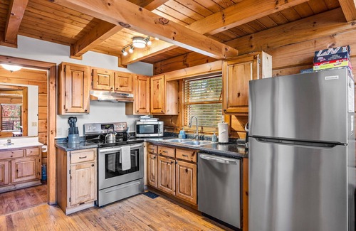 Gatlinburg - Pigeon Forge Cabin | Family Friendly Cabin HotTub, Games Minutes to Dollywood & Parkway. 2queen 1king