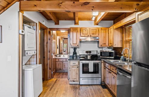 Gatlinburg - Pigeon Forge Cabin | Family Friendly Cabin HotTub, Games Minutes to Dollywood & Parkway. 2queen 1king