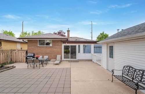 Brampton House | Family - friendly home .5 minutes to northwood park
