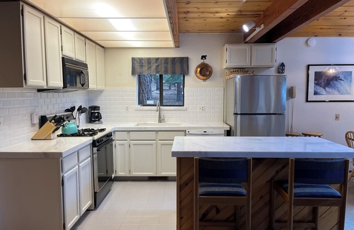 Truckee House | Family friendly home set amongst the pines, and backing up to a National Forest