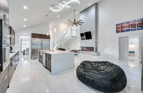 Montego Bay Cottage | Family-friendly Home w/Lanai ~ 6 Mi to Disney