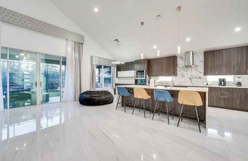 Montego Bay Cottage | Family-friendly Home w/Lanai ~ 6 Mi to Disney