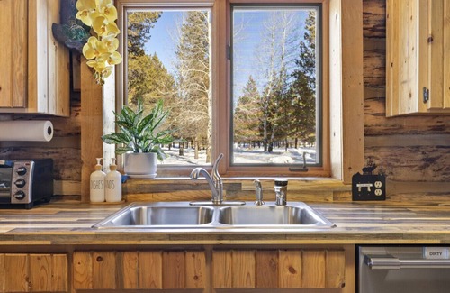 Three Rivers Cabin | Family-Friendly Log Cabin-16 Acres-Hot Tub & Views