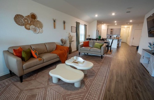 Hutto House | Family Friendly | Private | Spacious | Modern