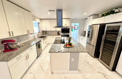 Lake Worth House | Family Friendly Sanctuary 7BR Sleep 16, Heated Pool, Tiki, Pickleball, Gameroom