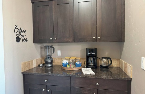 Meridian House | Family-Friendly Stylish 5BR w/Theater & Hot Tub in Meridian Idaho