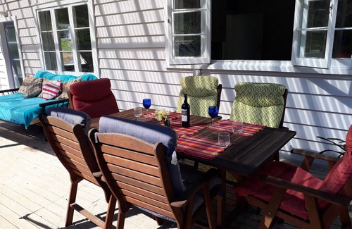 Raglan Villa | FAMILY FRIENDLY SUNNY DECK CLOSE TO WATER AND TOWN