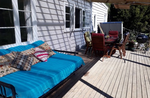 Raglan Villa | FAMILY FRIENDLY SUNNY DECK CLOSE TO WATER AND TOWN