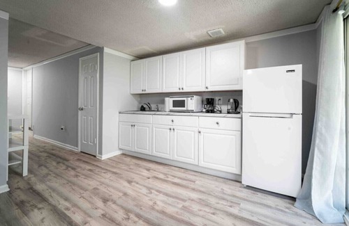 Calverton House | Family-Friendly Townhouse w/3 Suites & Parking