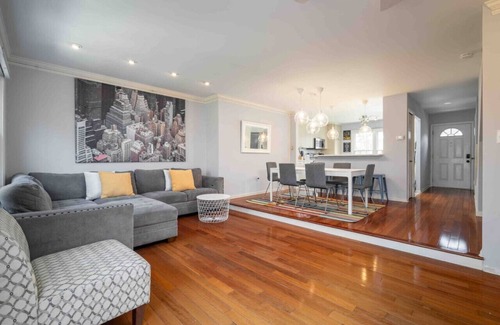 Calverton House | Family-Friendly Townhouse w/3 Suites & Parking