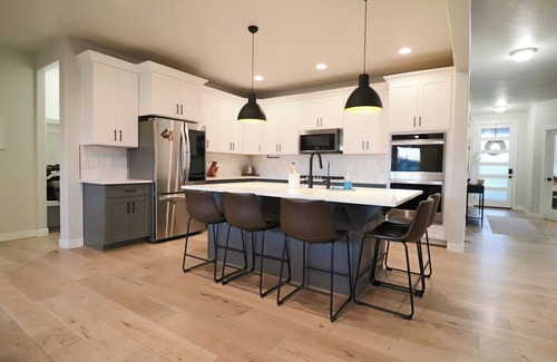 Utah County House | Family Friendly Private Deck & Fire Pit Pool Table Gym EV Grill Sleeps 8