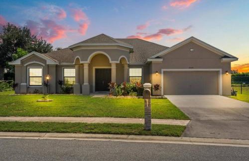 Lake Wales House | Family-Friendly 3BR Getaway Hot Tub Game Room Fun