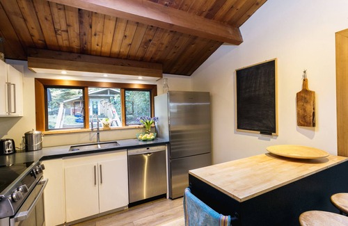 Bowen Island House | Family, Friends, Fido, FIFA - Bowen Island Getaway.