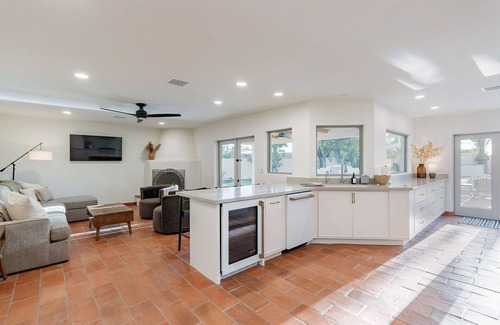 Raskin Estates House | Family fun at Pueblo Estate for 16 – Near WM Open Outdoor Oasis w/Golf & Hot Tub