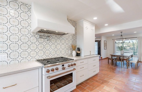 Raskin Estates House | Family fun at Pueblo Estate for 16 – Near WM Open Outdoor Oasis w/Golf & Hot Tub