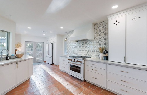 Raskin Estates House | Family fun at Pueblo Estate for 16 – Near WM Open Outdoor Oasis w/Golf & Hot Tub