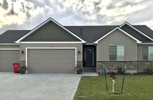 Idaho Falls House | *Family Fun* sleeps 16+, Game Room, Bunks, Self Checkin, fenced yard, *Hot Tub*
