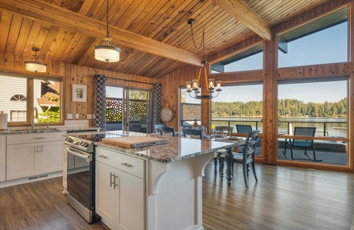 Shelton House | Family Fun-Waterfront-Pickleball-Sauna-Pool-kayaks