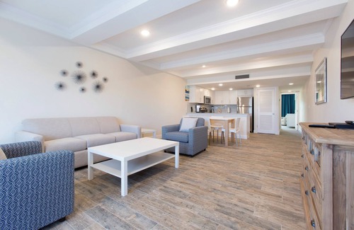 Indian Shores Hotel | Family Getaway! Two Amazing Units, Kitchen, Bbq Facilities, Outdoor Pool!