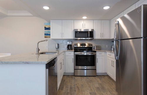 Indian Shores Hotel | Family Getaway! Two Amazing Units, Kitchen, Bbq Facilities, Outdoor Pool!