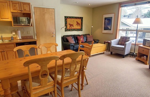 East Kootenay Condo | Family & Groups | 2 Q beds + 2 Twin | Walk to Ski Lifts