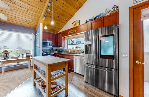 Sea Ranch House | Family home with private hot tub, pool access & game room - dog-friendly