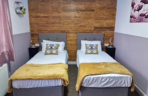 Tooting House | Family House, Two Bedroom in London , Sleep 6 in Tooting by ZAFTASTIC