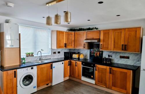 Tooting House | Family House, Two Bedroom in London , Sleep 6 in Tooting by ZAFTASTIC