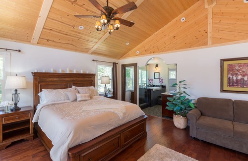 Mariposa Cabin | Family Lodge Near Yosemite – Pool, Hot Tub, Game Room, Sleeps 16 + Ponies!