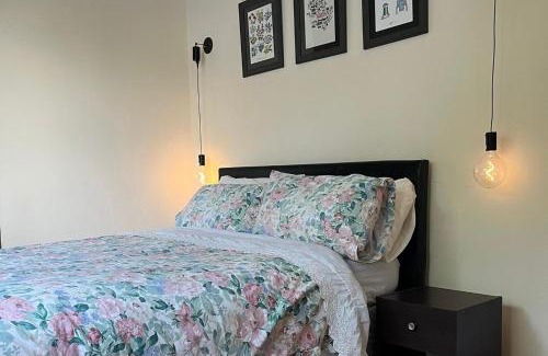 Carracastle House | Family-Near Airport-Sleeps 7-Bbq-Parking-Pet