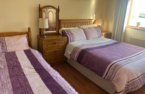 Carracastle House | Family-Near Airport-Sleeps 7-Bbq-Parking-Pet