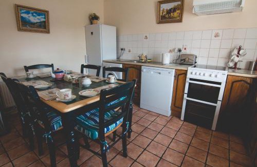 Carracastle House | Family-Near Airport-Sleeps 7-Bbq-Parking-Pet