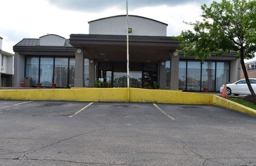 Melrose Park House | Family or Friends Vacation! 2 Affordable Units, FREE Parking, Bring Your Pet!