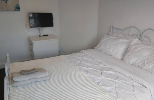 Birmingham House | Family or group stay Takes up to six people Internet, parking. Close to shops.