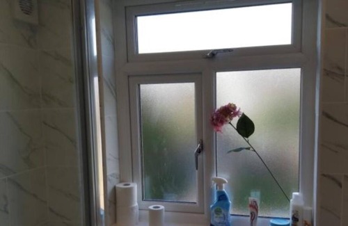 Birmingham House | Family or group stay Takes up to six people Internet, parking. Close to shops.