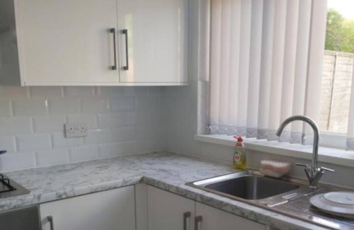Birmingham House | Family or group stay Takes up to six people Internet, parking. Close to shops.